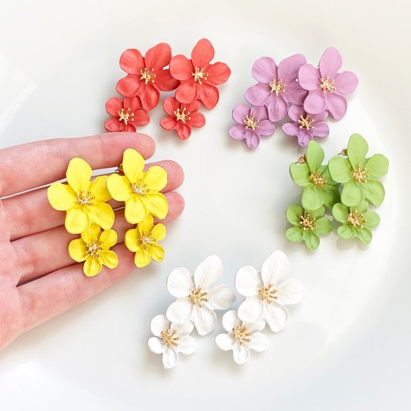 NEW Flower stud earrings in matte white - Picture 6 of 8